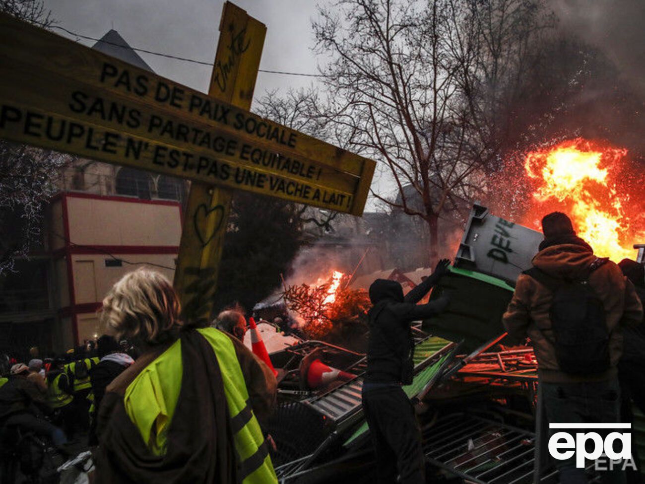 Участники акции "желтых жилетов" пытались добраться к президентскому дворцу