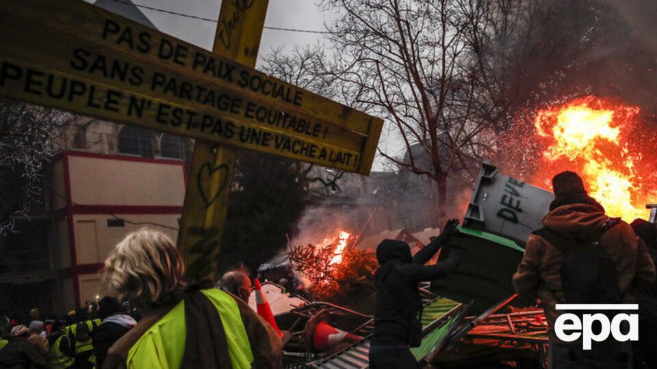 Учасники акції "жовтих жилетів" намагалися дістатися до президентського палацу