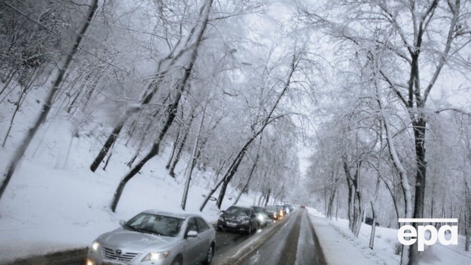 Стан покриття на автошляхах України місцями засніжений, повідомили в "Укравтодорі"