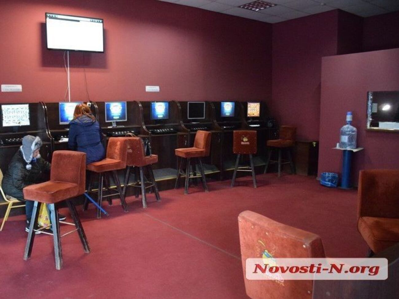 У момент нападу у приміщенні перебувало п'ятеро осіб: охоронець, два співробітники грального залу і два клієнти