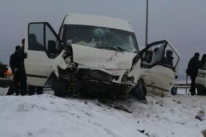 Зіткнулися легковий автомобіль Ford Fiesta і мікроавтобус Ford Transit