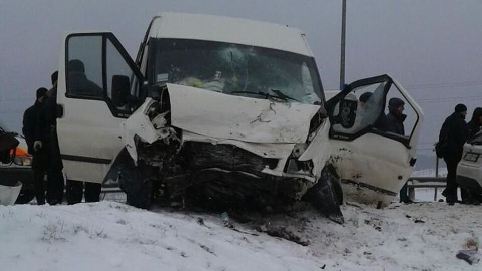 Зіткнулися легковий автомобіль Ford Fiesta і мікроавтобус Ford Transit