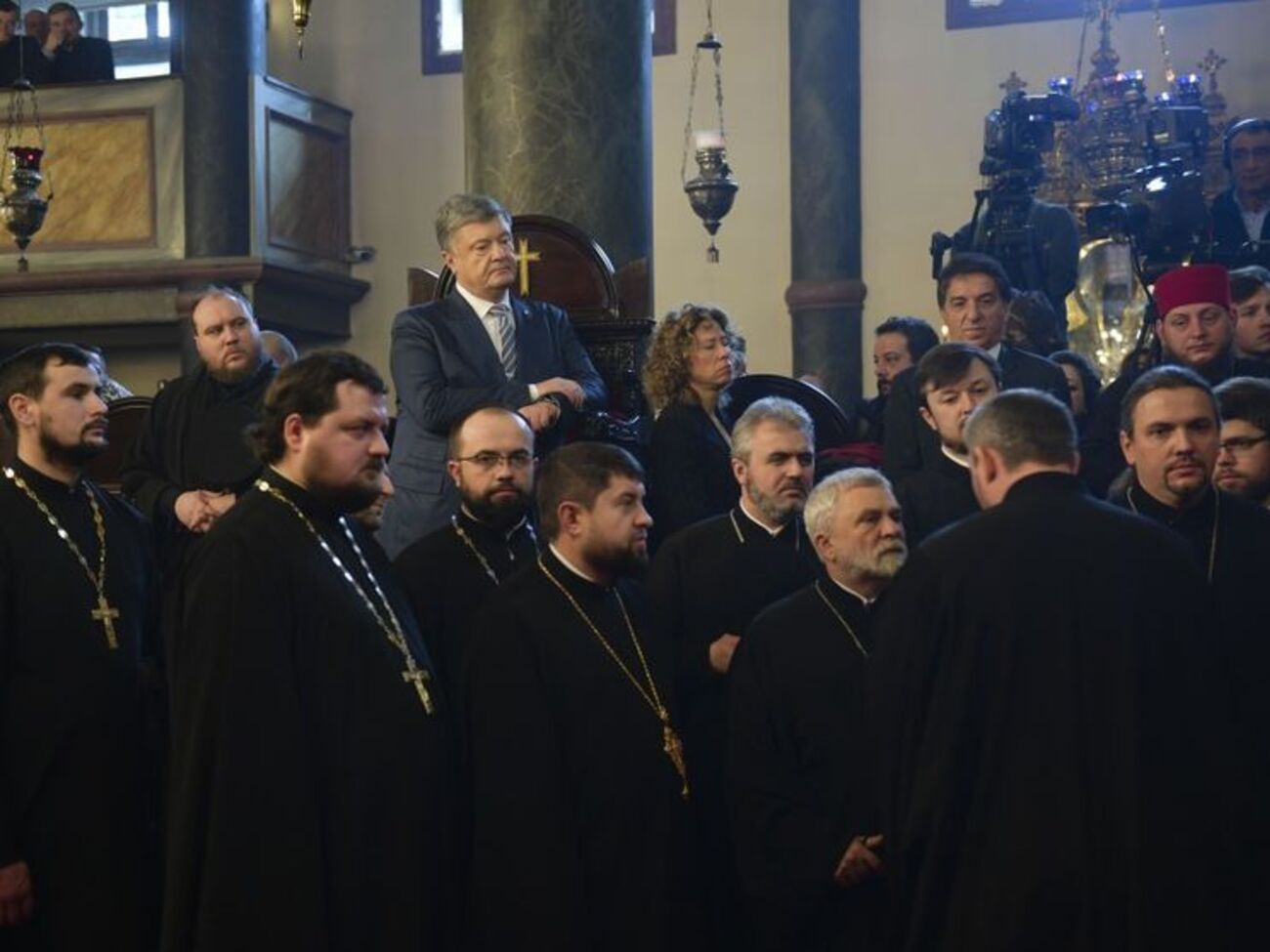 Порошенко подчеркнул, что те, кто распространяет ложь, потерпят крах, ведь "Бог и история знают правду"
