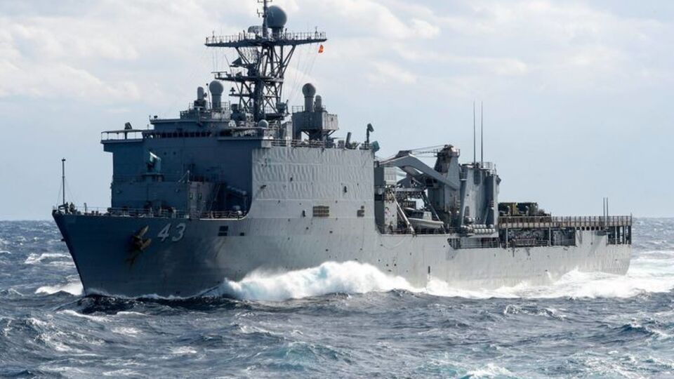 Корабль USS Fort McHenry прошел через пролив Дарданеллы
