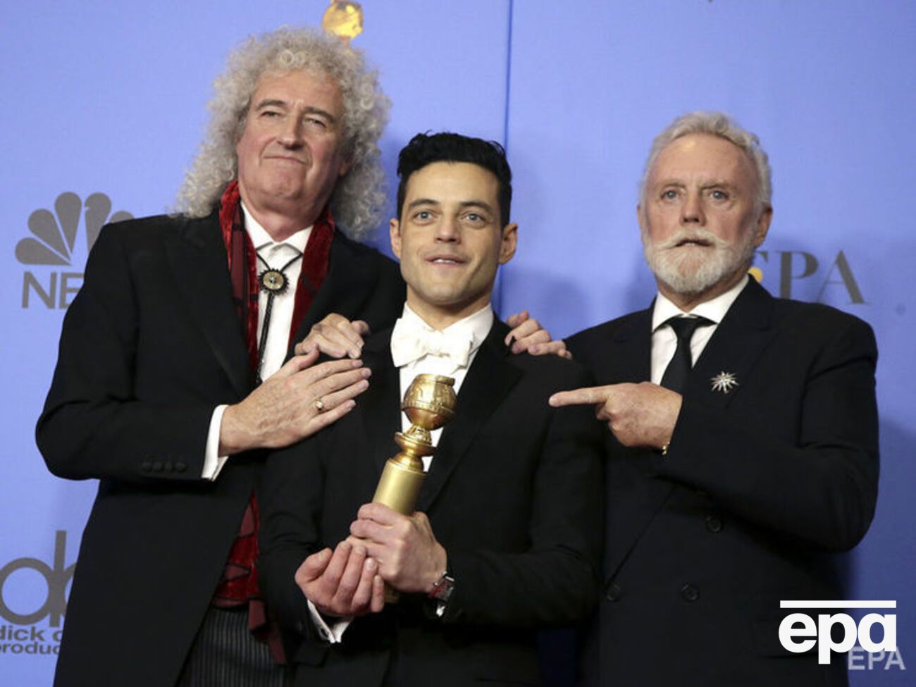 Малек (посередине) стал лучшим драматическим актером, на фото с участниками Queen Брайаном Мэем (слева) и Роджером Тейлором (справа)