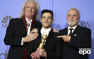 Малек (посередине) стал лучшим драматическим актером, на фото с участниками Queen Брайаном Мэем (слева) и Роджером Тейлором (справа)