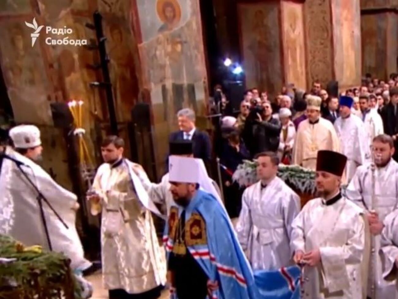 В Софийском соборе в Киеве находится президент Украины Петр Порошенко