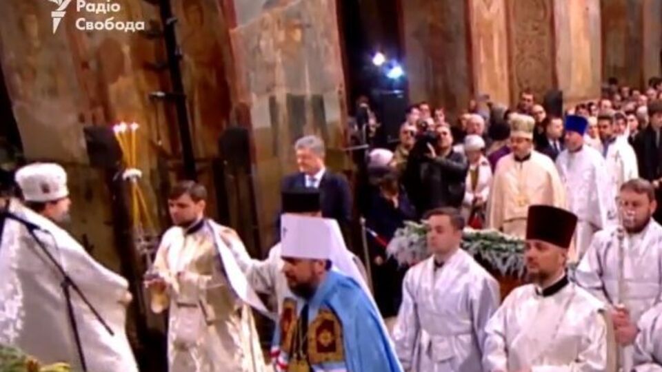 В Софийском соборе в Киеве находится президент Украины Петр Порошенко
