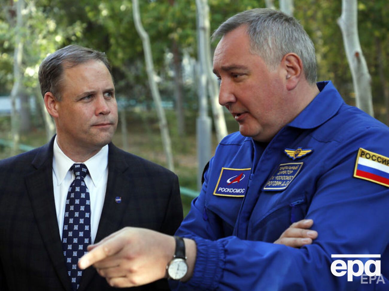 Брайденстайн (слева) отметил, что его приглашение было попыткой сохранить отношения с "Роскосмосом", главой которого является Рогозин (справа)