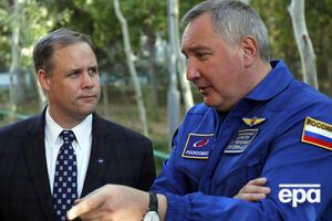 Брайденстайн (слева) отметил, что его приглашение было попыткой сохранить отношения с "Роскосмосом", главой которого является Рогозин (справа)