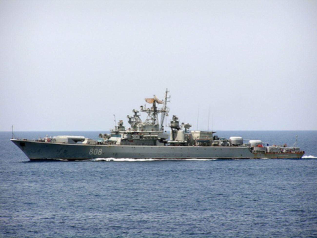 Дії USS Fort McHenry контролює сторожовий корабель Чорноморського флоту Росії "Питливий" (на фото)
