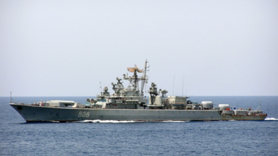 Дії USS Fort McHenry контролює сторожовий корабель Чорноморського флоту Росії "Питливий" (на фото)