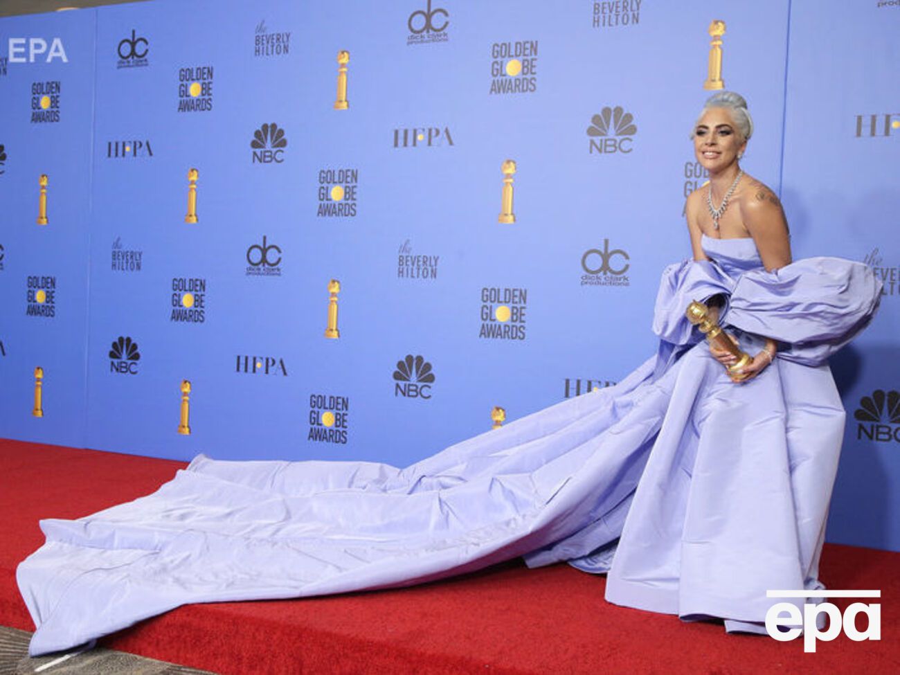 Леді Гага з'явилася на церемонії в сукні зі шлейфом