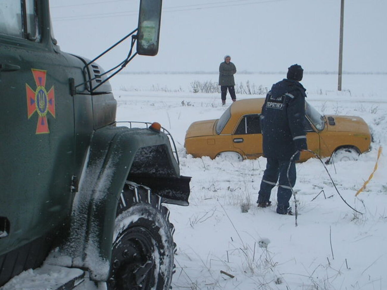 Рятувальники допомагають водіям, які застрягли у снігових заметах