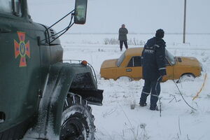 Рятувальники допомагають водіям, які застрягли у снігових заметах