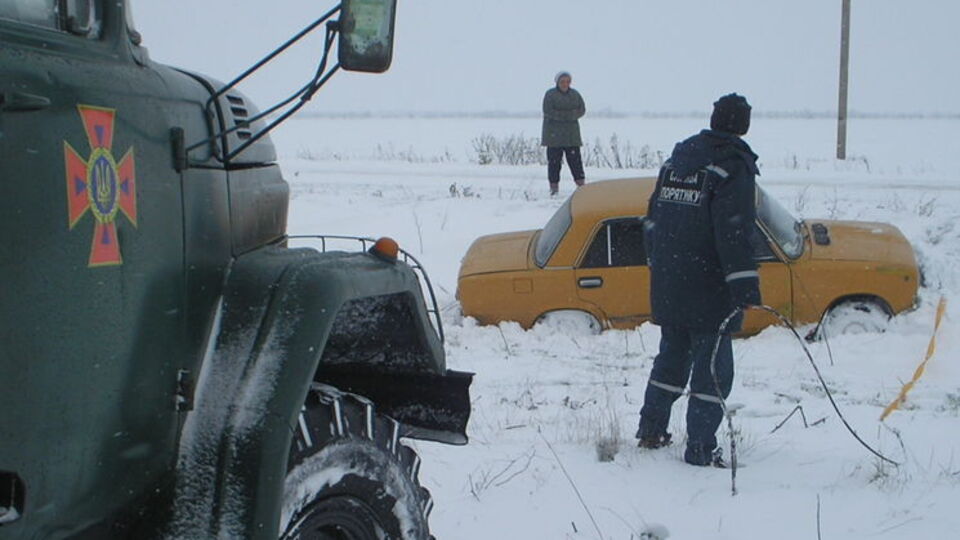 Рятувальники допомагають водіям, які застрягли у снігових заметах