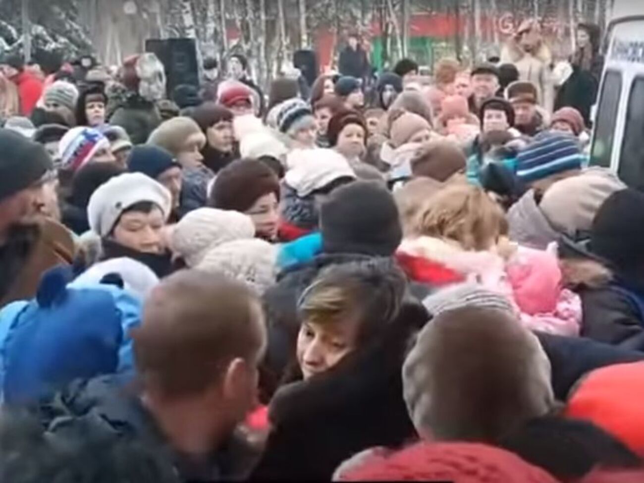 Россияне устроили давку из-за конфет