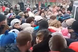 Росіяни влаштували тисняву через цукерки