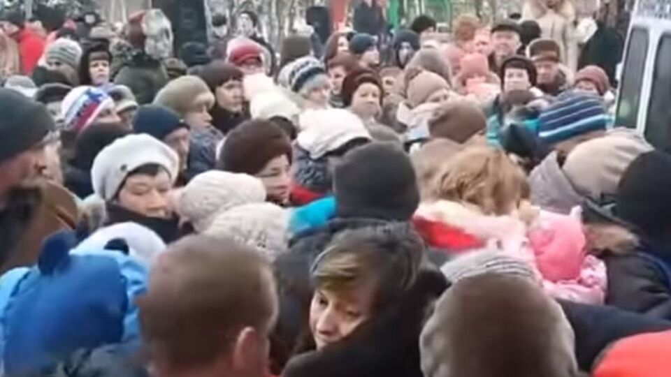 Россияне устроили давку из-за конфет