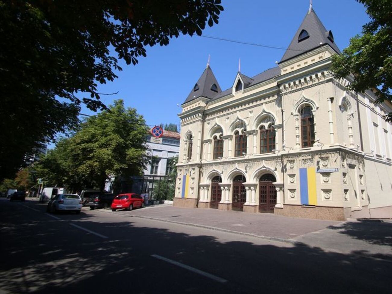 Як пишуть "Наші гроші", клубом "Опера" володіють люди, наближені до Вілкула, але продовжує ним користуватися фірма колишнього власника &ndash; Павелка