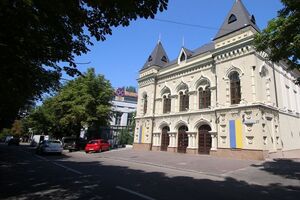 Як пишуть "Наші гроші", клубом "Опера" володіють люди, наближені до Вілкула, але продовжує ним користуватися фірма колишнього власника – Павелка