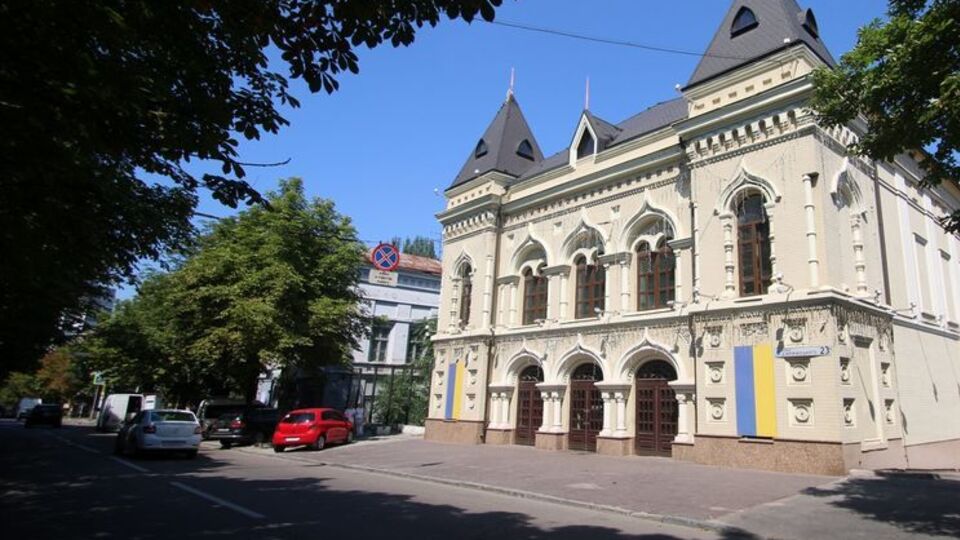 Як пишуть "Наші гроші", клубом "Опера" володіють люди, наближені до Вілкула, але продовжує ним користуватися фірма колишнього власника – Павелка