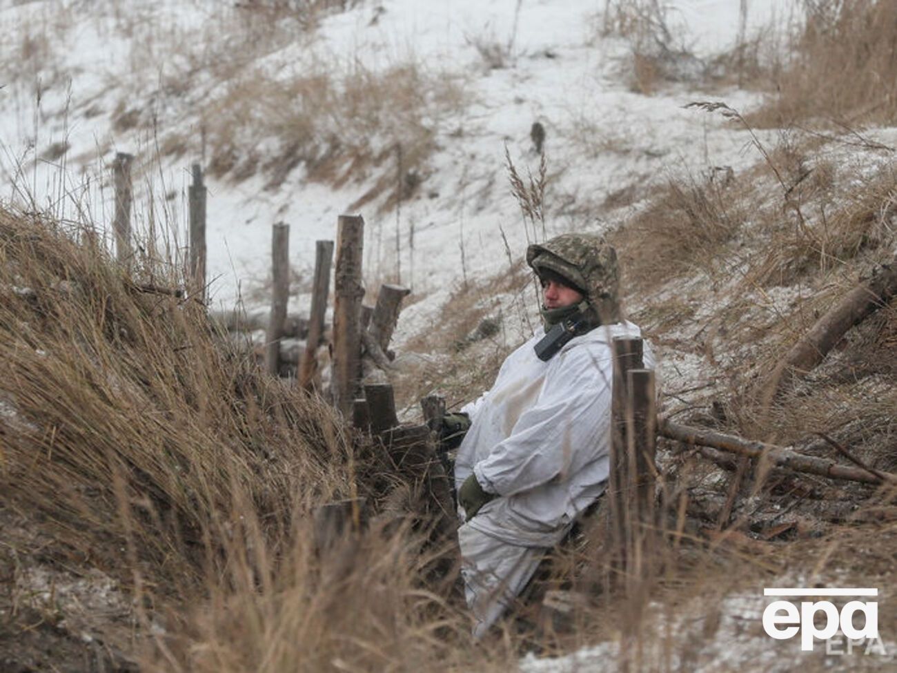 На Донбасі поранено військового