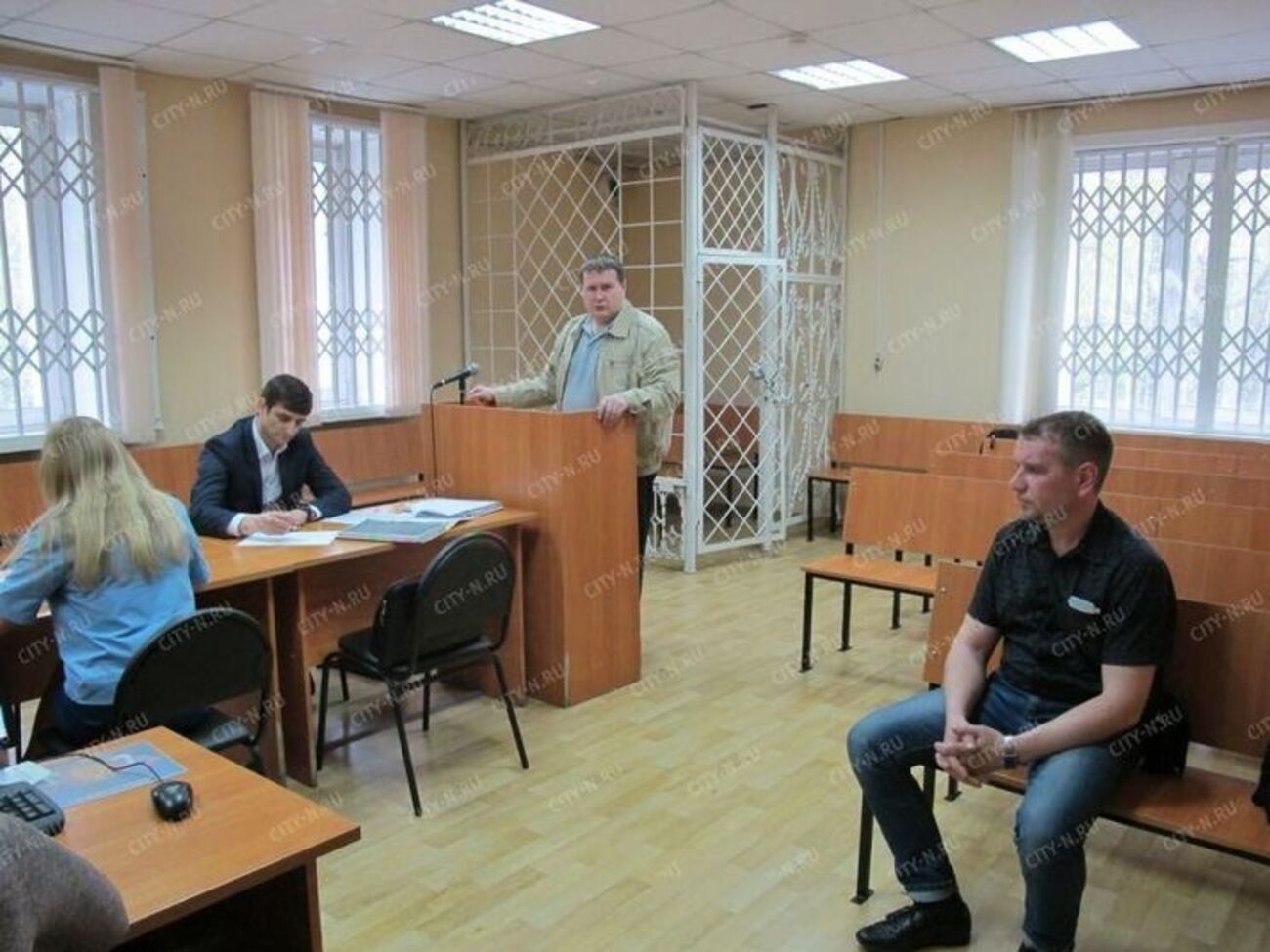 Лижник (крайній праворуч) своєї провини не визнав