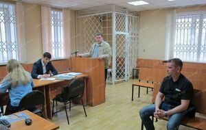 Лижник (крайній праворуч) своєї провини не визнав
