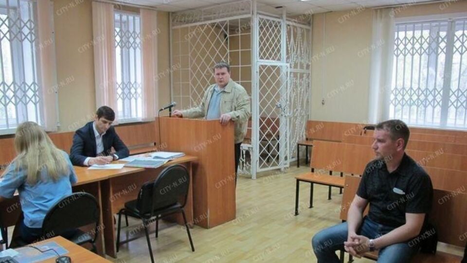 Лижник (крайній праворуч) своєї провини не визнав