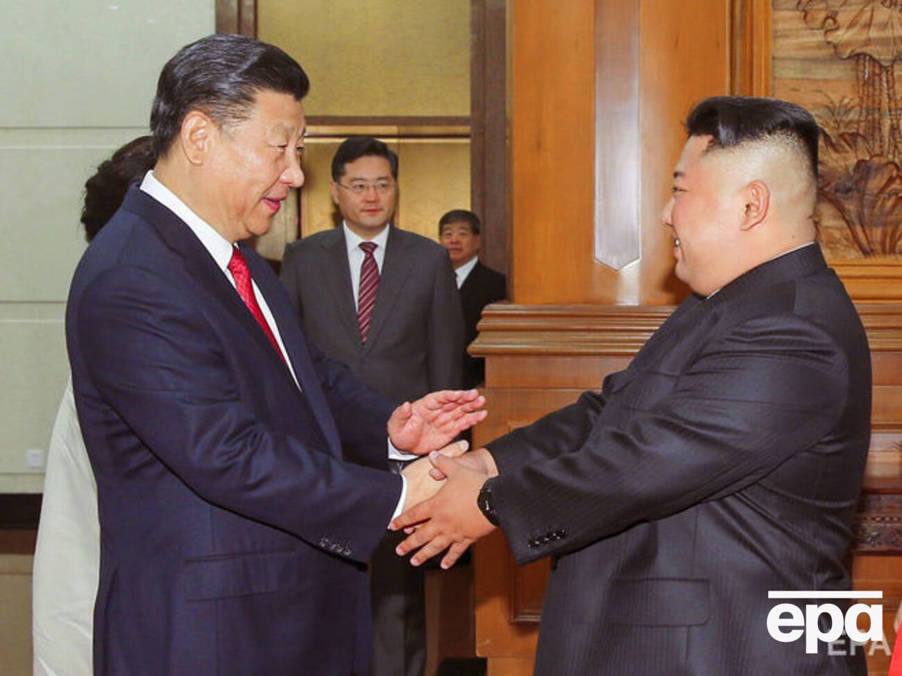 Сі Цзіньпін (ліворуч) і Кім Чен Ин зустрічалися кілька разів протягом останнього року