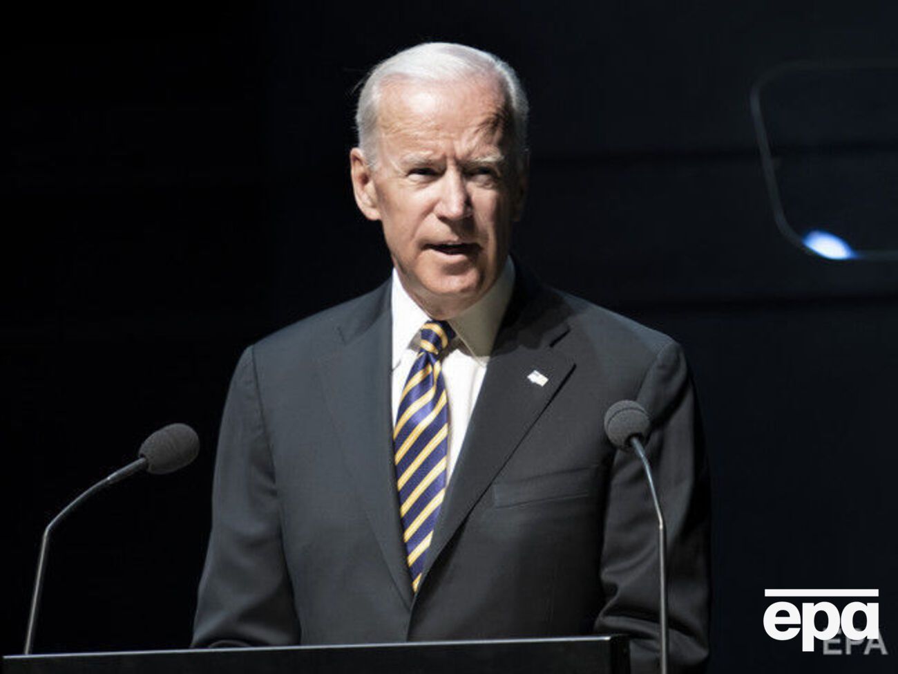 Собеседник рассказал CNN, что по словам Байдена, он склоняется к участию в выборах