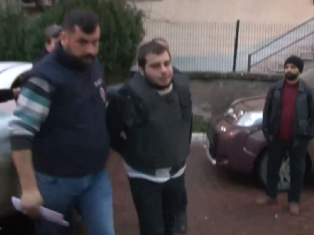 Підозрюваного (у центрі) затримали в Туреччині