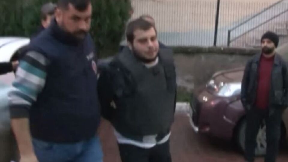 Подозреваемого (в центре) задержали в Турции