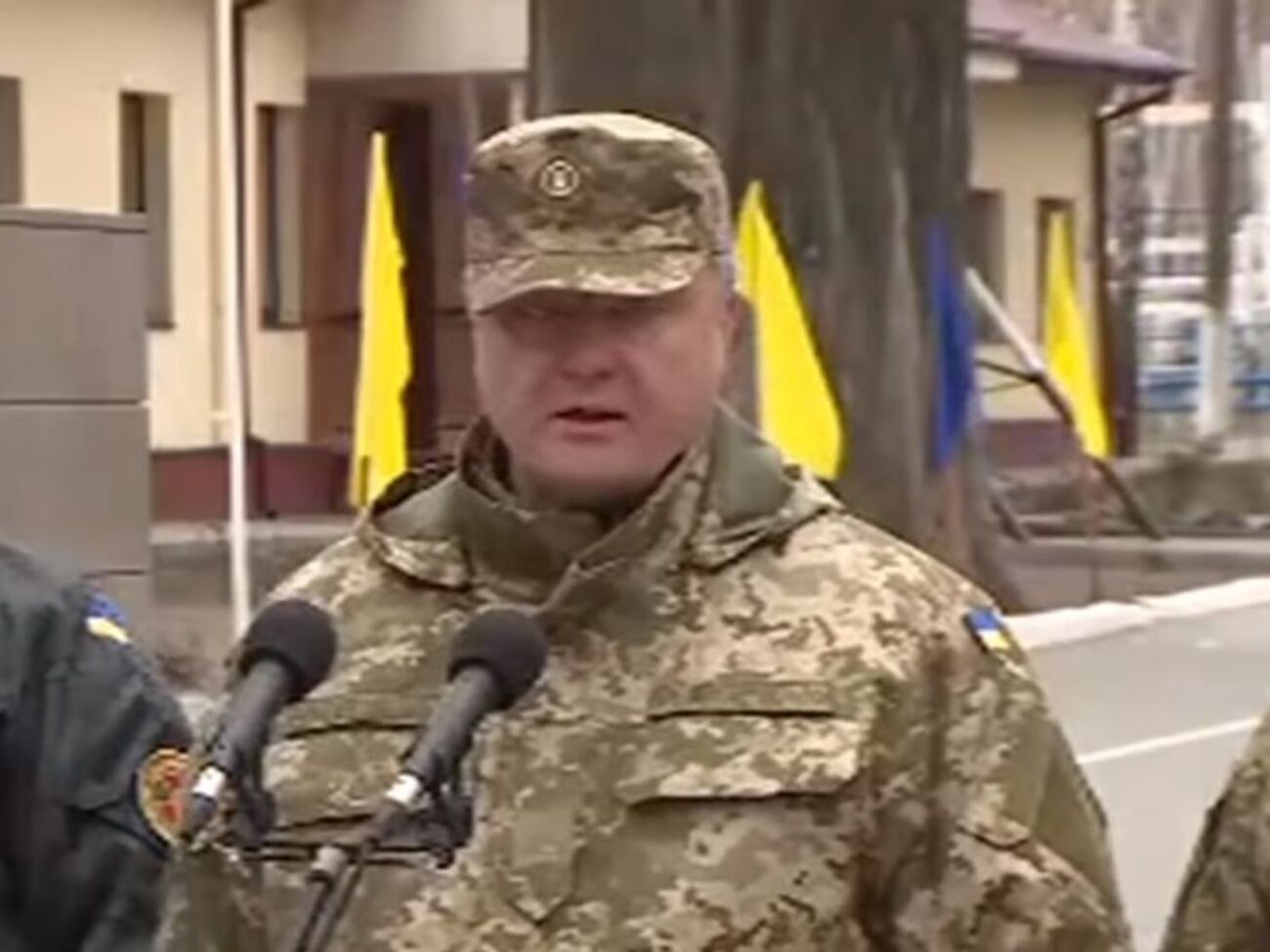 По словам Бутусова, после удара Порошенко натянул кепку на правый глаз