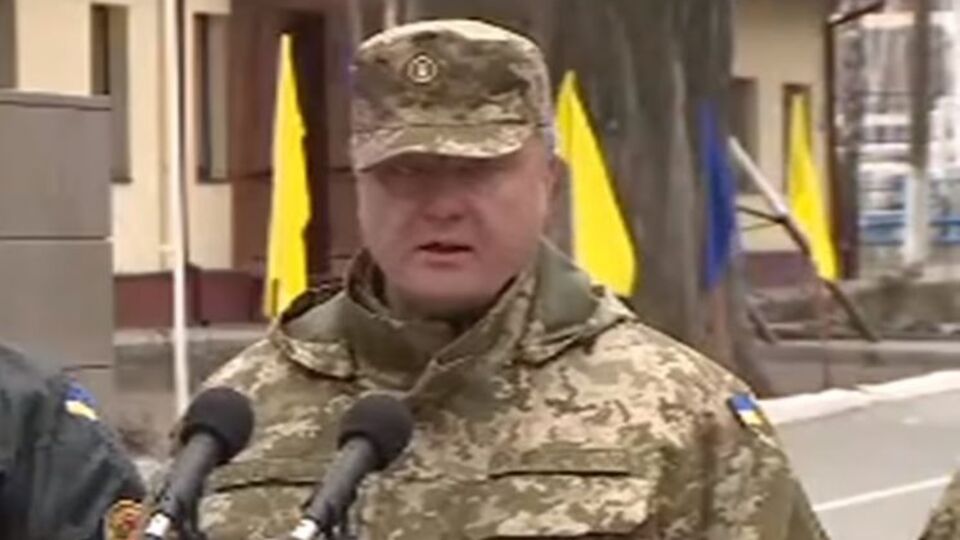 По словам Бутусова, после удара Порошенко натянул кепку на правый глаз