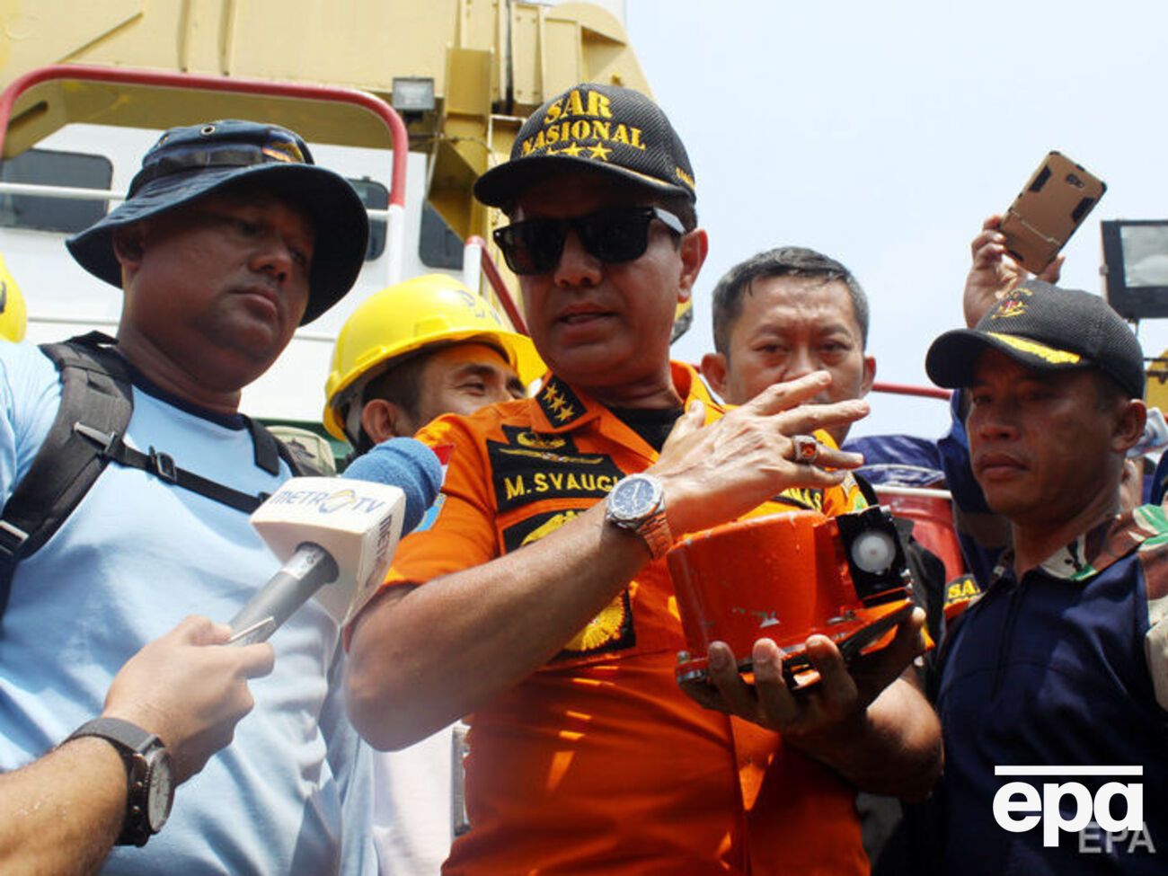 Один черный ящик удалось найти на четвертый день после катастрофы