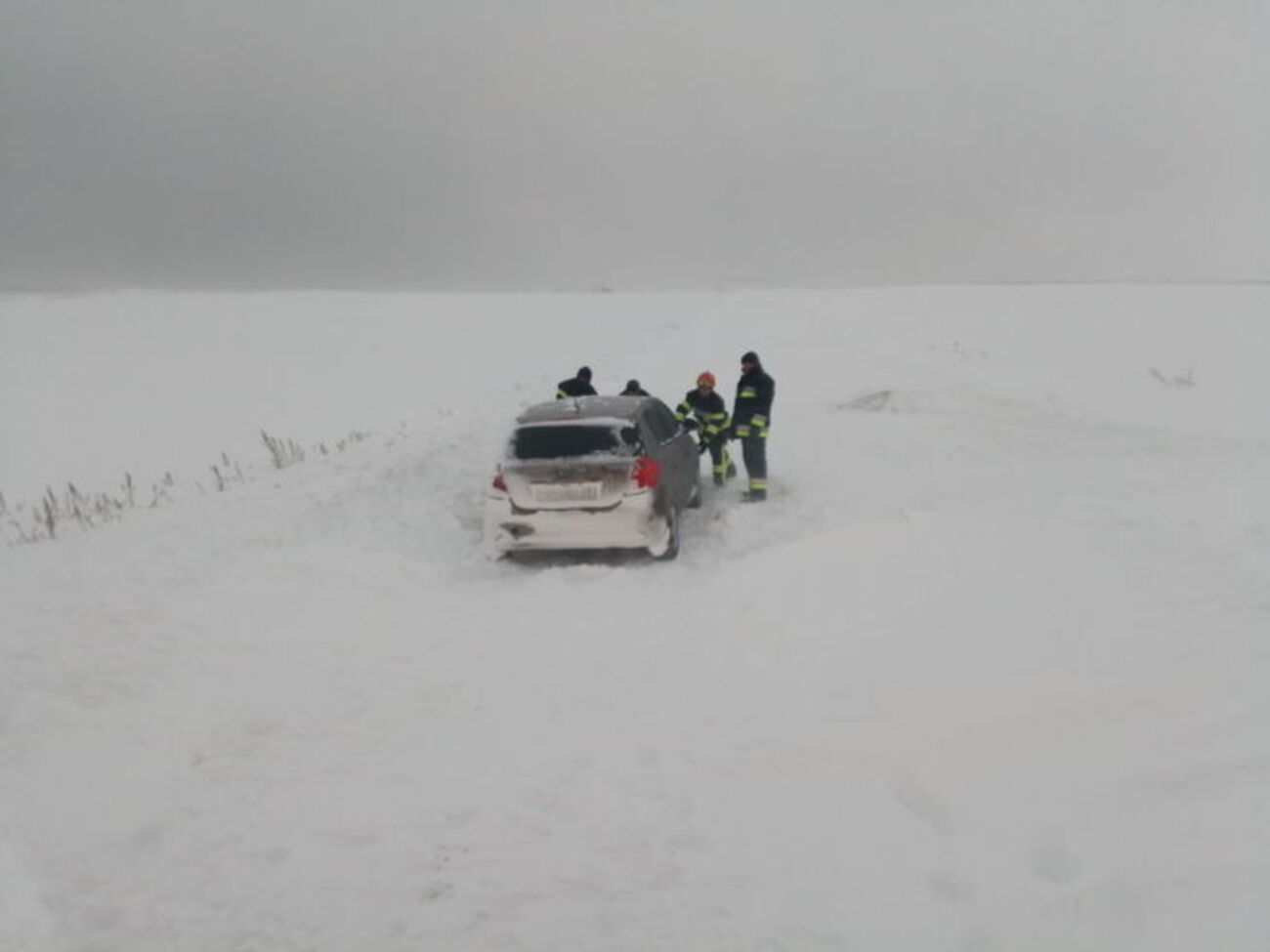 Рятувальники визволяють зі снігового полону на дорогах України людей і машини. Фоторепортаж
