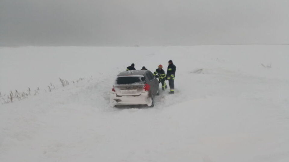 Рятувальники визволяють зі снігового полону на дорогах України людей і машини. Фоторепортаж