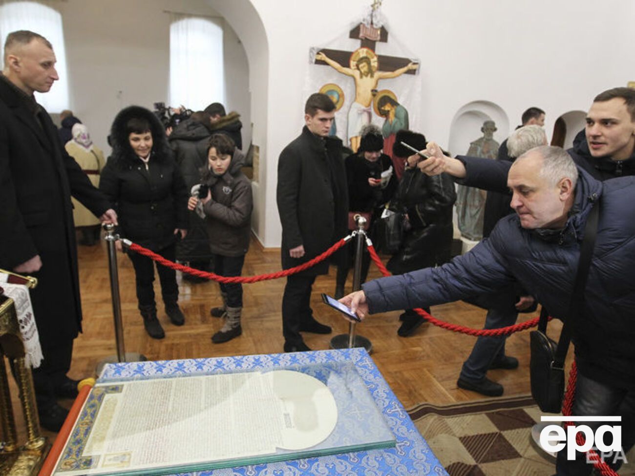 7 січня на оригінал томосу в соборі Святої Софії дозволили подивитися всім охочим