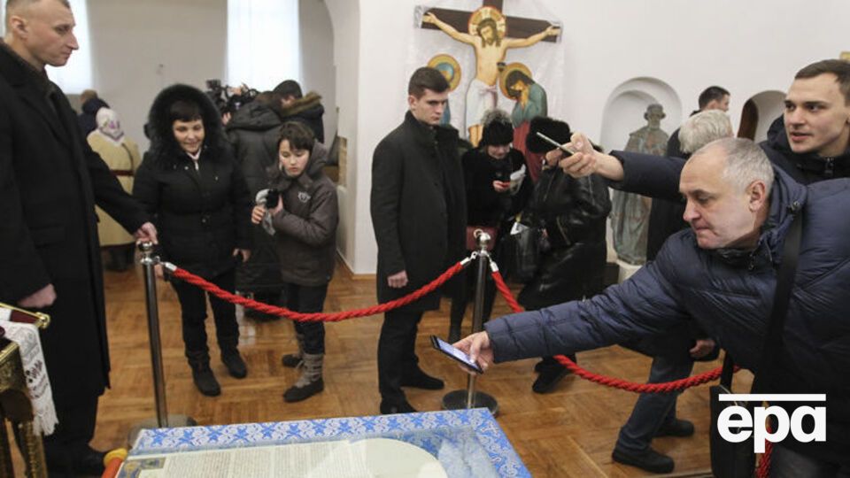 7 січня на оригінал томосу в соборі Святої Софії дозволили подивитися всім охочим