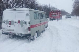 У ДСНС 8 січня зазначили, що рятувальники і далі надають допомогу людям і звільняють машини, які потрапили в сніговий полон