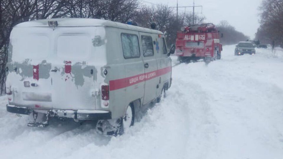 У ДСНС 8 січня зазначили, що рятувальники і далі надають допомогу людям і звільняють машини, які потрапили в сніговий полон