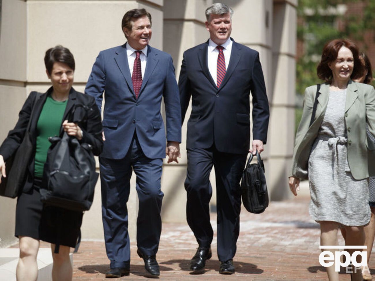 Команда Манафорта (другий ліворуч) ненавмисно оприлюднила секретні матеріали слідства