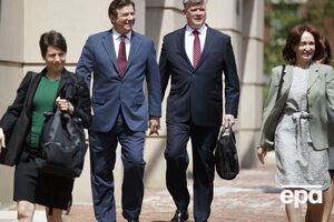 Команда Манафорта (другий ліворуч) ненавмисно оприлюднила секретні матеріали слідства