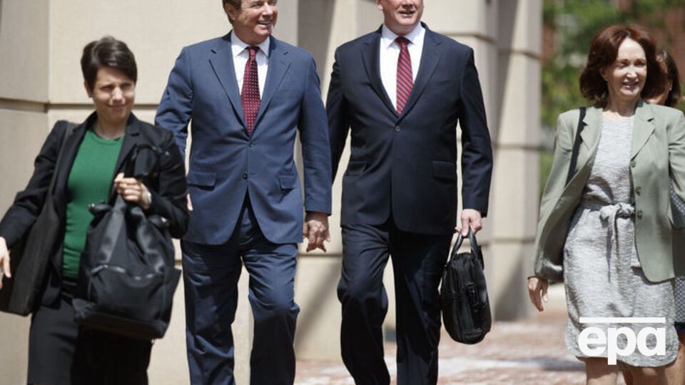 Команда Манафорта (другий ліворуч) ненавмисно оприлюднила секретні матеріали слідства