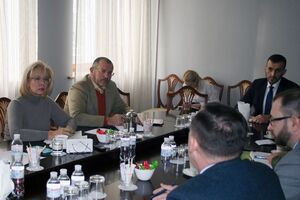 Денисова (слева) сообщила, что на межведомственном совещании обсудили концепцию встречи в Одессе с родственниками украинских военнопленных моряков