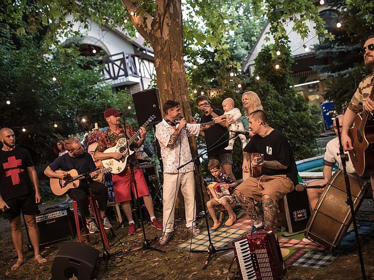 В ролике показали посиделки музыкантов Brutto с семьями