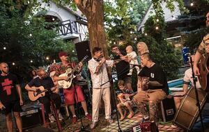 В ролике показали посиделки музыкантов Brutto с семьями