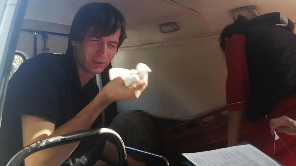 Оператор получил ожоги обоих предплечий, пострадали шея, лицо и глаза